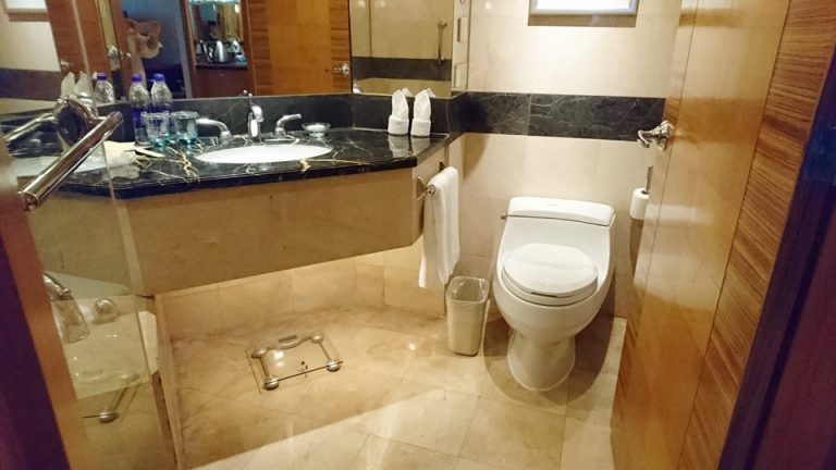 0705_客室のバス・トイレ-洗面台全体 (2)体重計は手荷物の重さも計れて便利