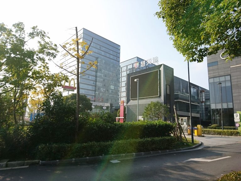 隣にマクドとショッピングセンター