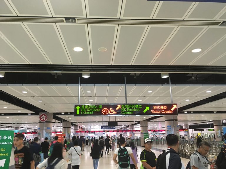 香港出国ゲートへ