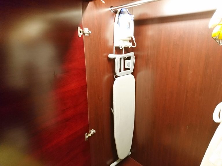 クローゼット内観(アイロン)