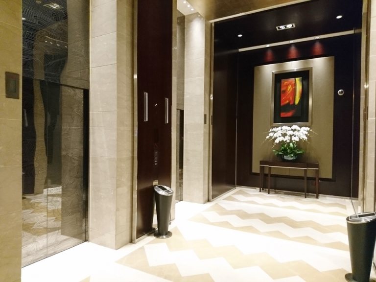 フロント階、エレベーターホール