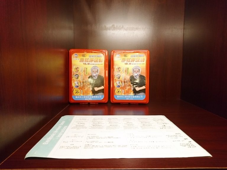 クローゼット内観上、火災用ガスマスク