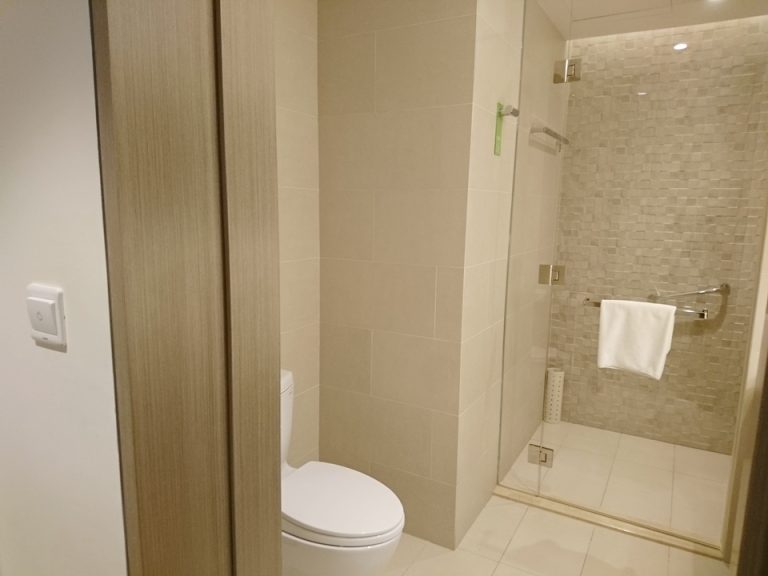 バスルーム入口から全景1