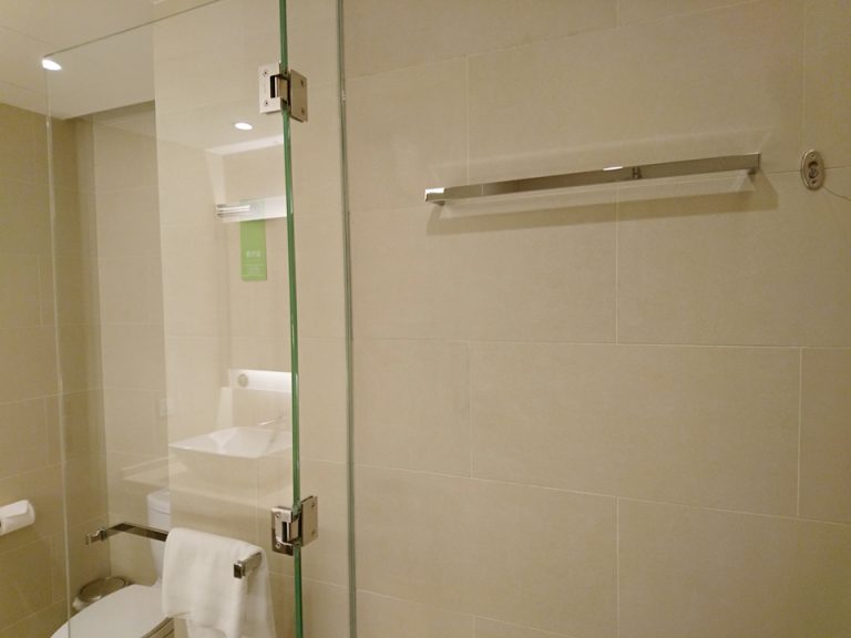 バスルーム内観 タオル掛け