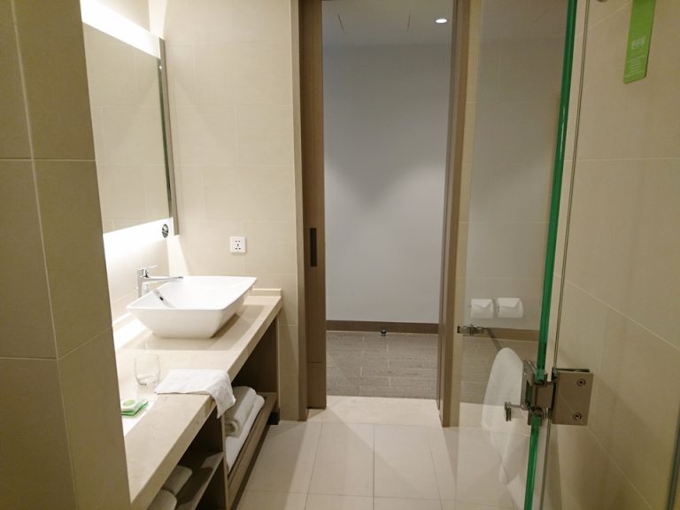 バスルーム内から入口