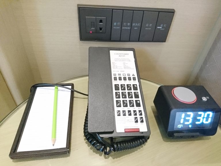 ベッドデスク、電話、時計