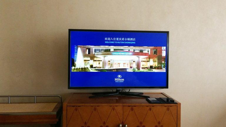 0606_客室-ベッド方向からTV (2)