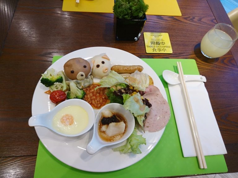朝食 料理5 自分が座ったら裏返して黄色の札にする