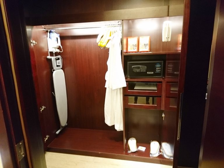 クローゼット内観