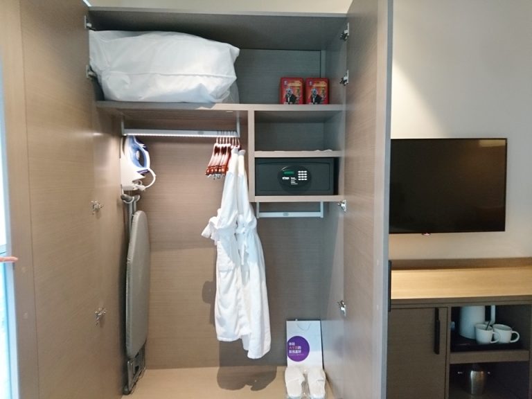 クローゼット(開けた状態)2