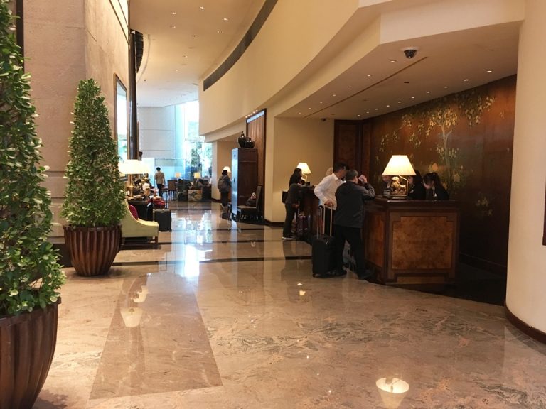 チェックインカウンター