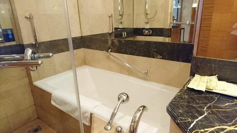 0701_客室のバス・トイレ-バスルーム入口から全景 (2)