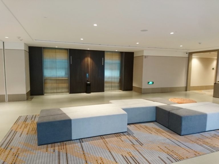 エレベーターホール客室階1