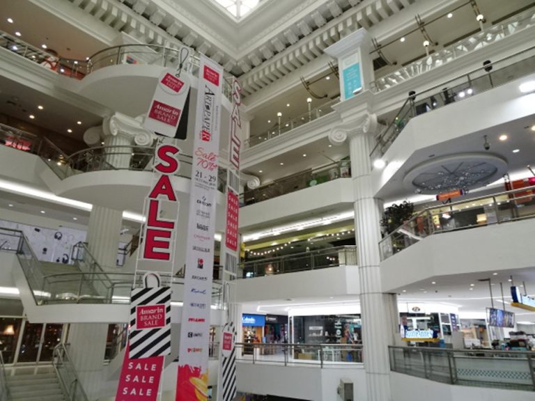 ホテル向い側_ショッピングセンター内観