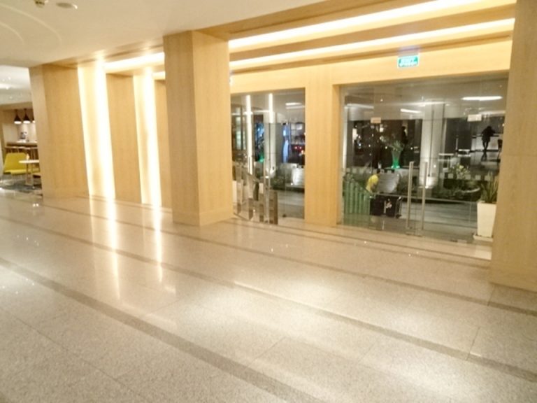 エントランス内観