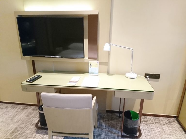 テレビ、デスク