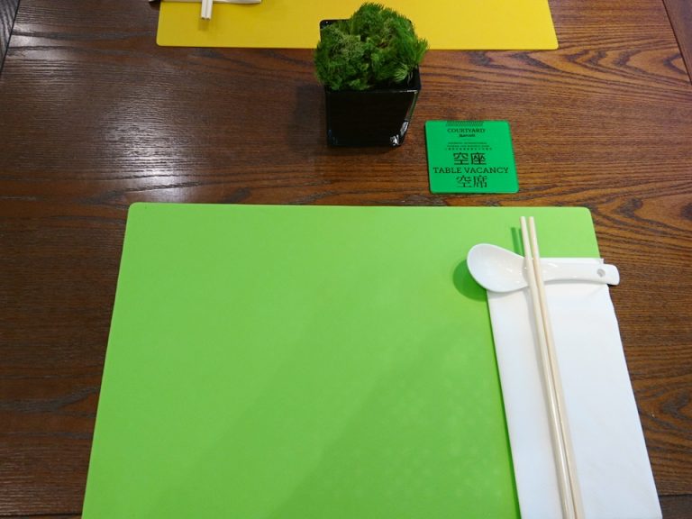 朝食 テーブル上 緑の札は空席の表示