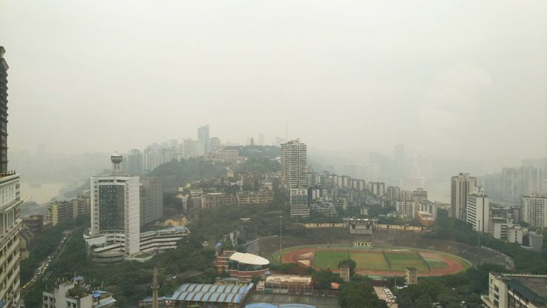 0619_客室-客室窓 (1)近くにはサッカー場が見えます