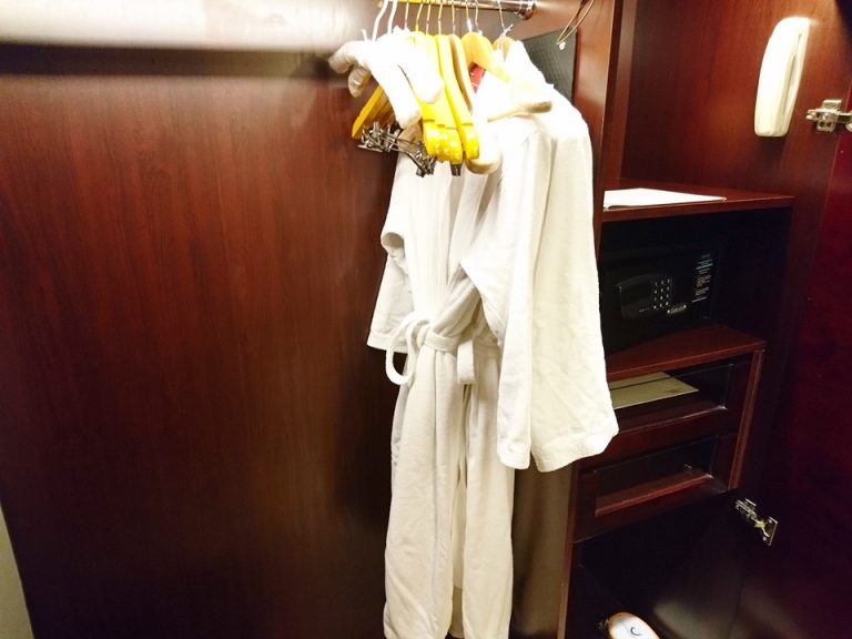 クローゼット内観(バスローブ)