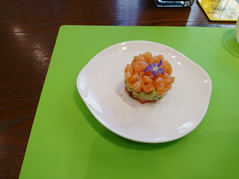 朝食 料理8 ワゴンサービスで持って来て頂いた。サーモントアボカドの創作料理