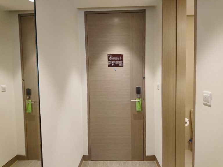 客室入口内観ドア