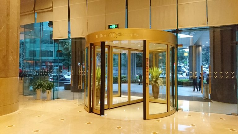 0201_玄関、ロビー-ントランス内観 (2)広目の回転扉はお花飾りも一緒に回ってます