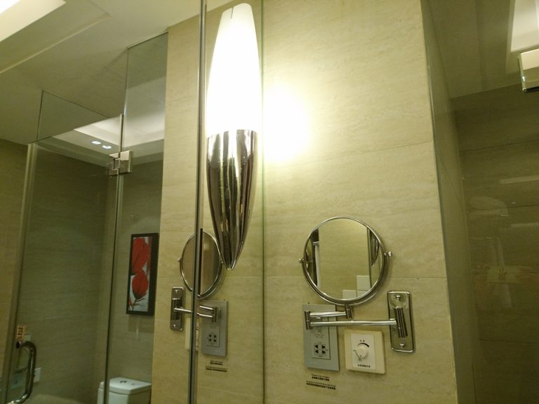 洗面台の拡大鏡