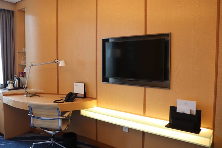 デスクとテレビ