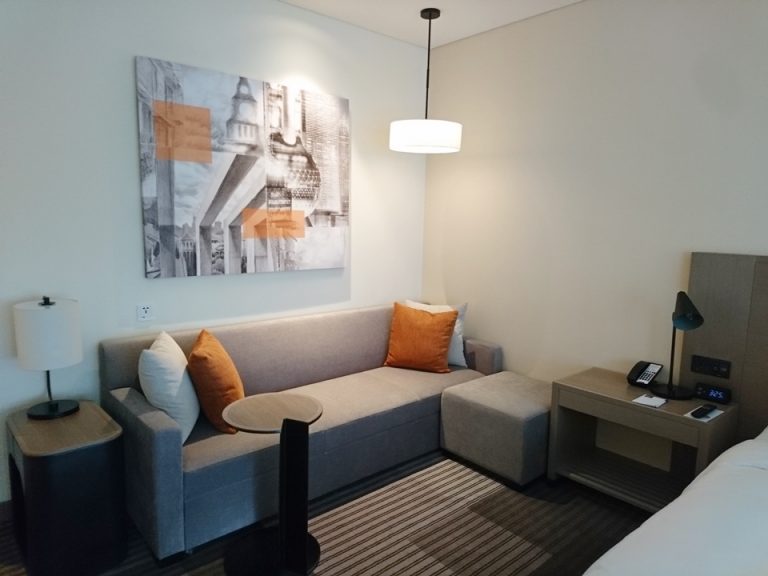 ソファ-とデスク