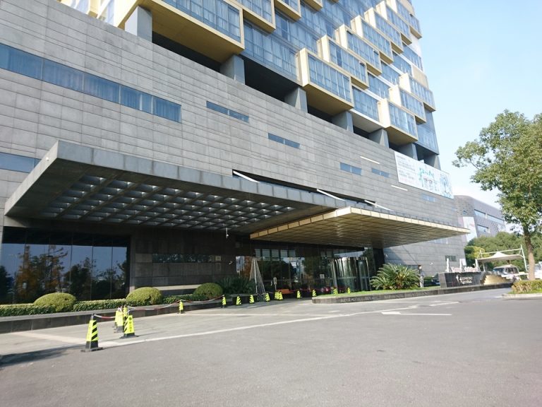 ホテルエントランス外観