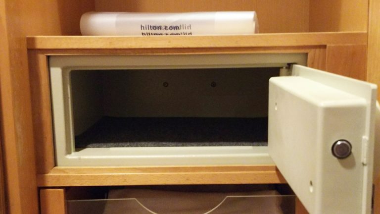 0612_客室-セーフティーボックス(開けた状態) (1)