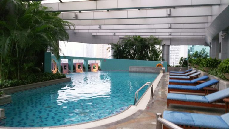 1201_ホテル内の特徴的な施設-プール(屋内ですが、窓が大きく閉塞感はなし)