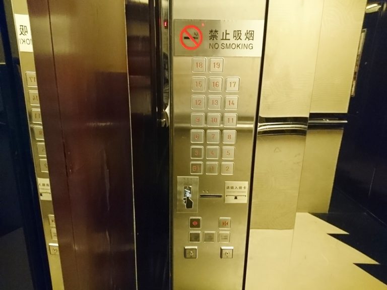 エレベーターボタン(カードキー必要)