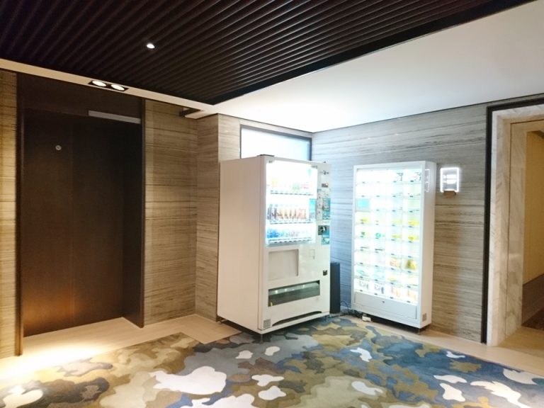 エレベーター客室階2 スナック、ドリンクの自販機