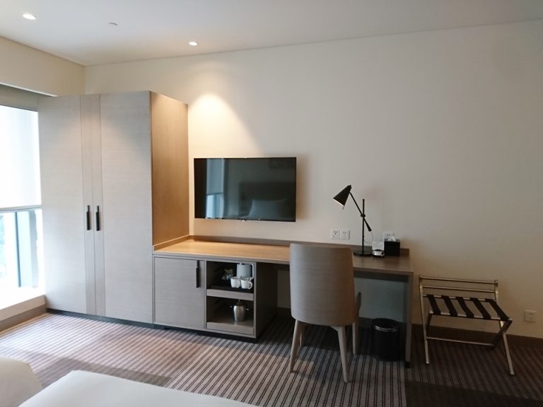 ベッド方向からTV、デスク