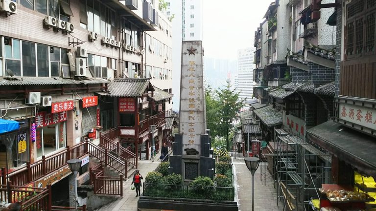 1303_ホテル周辺-周辺のお店 (5)最寄り駅脇の商店街