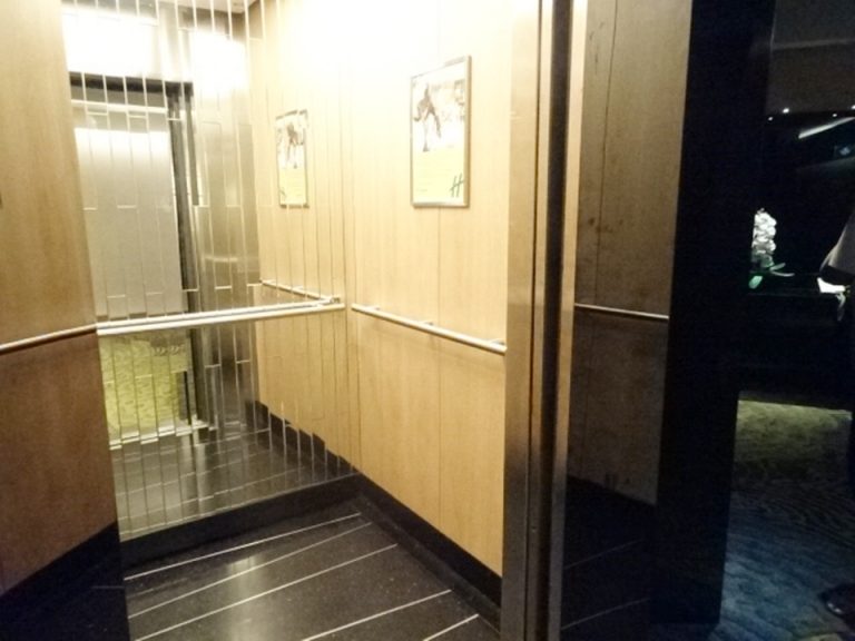 エレベーター内観