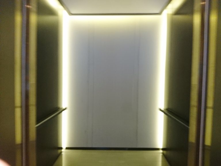 エレベーター内観