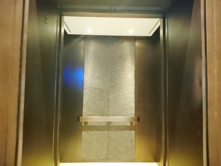 エレベーター内観