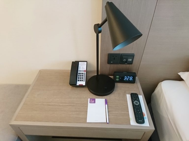 ベッド側デスク 電話、TVリモコン 時計