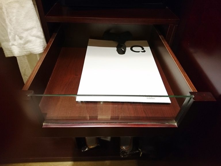 クローゼット内観(紙袋)