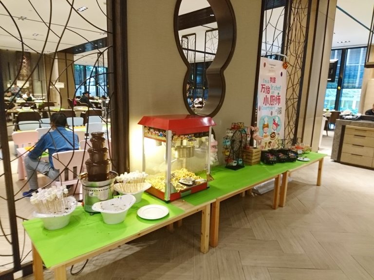 朝食 キッズコーナー ポップコーン、チョコフォンデュ