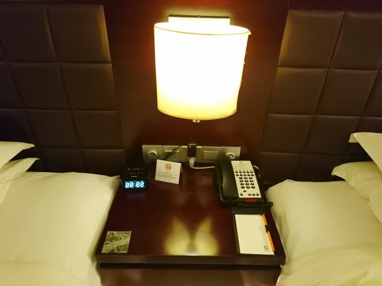 ベッドの横のデスク1