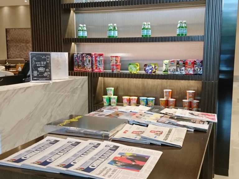 フロント横に売店