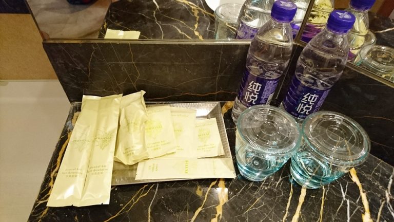 0706_客室のバス・トイレ-アメニティー (2)お水サービスが嬉しい