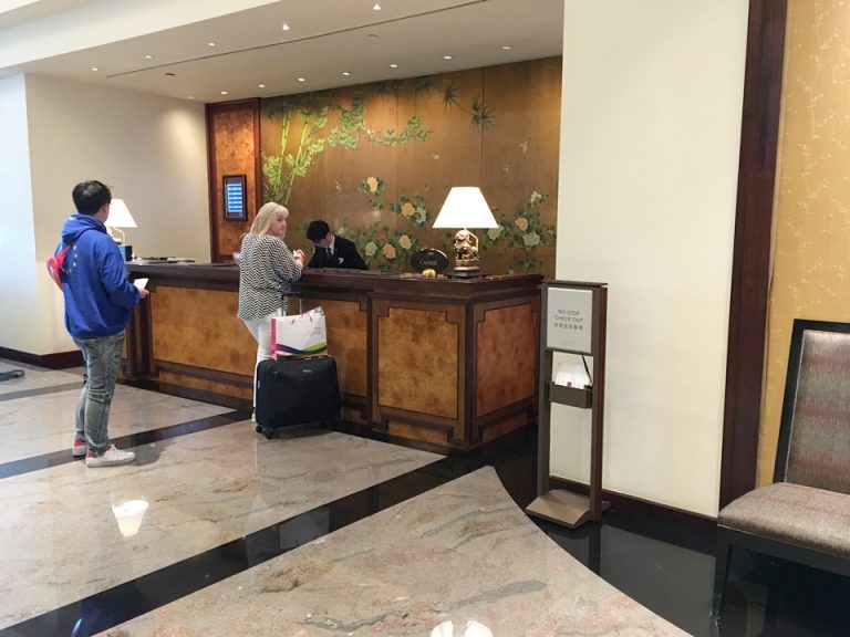 チェックアウトカウンター