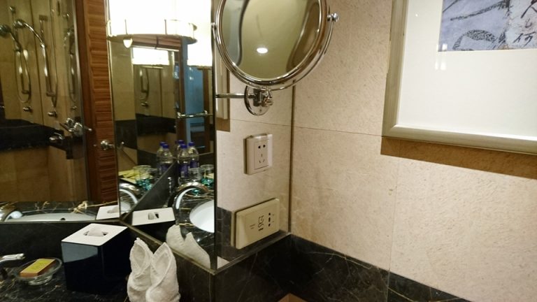 0702_客室のバス・トイレ-バスルーム内から入口 (1)