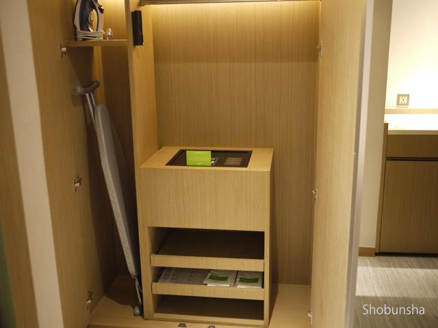 10 クローゼット外観(開けた状態)1