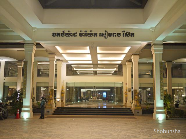 03 エントランス内観1