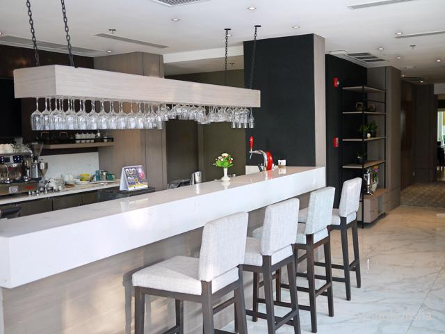 01 外観(入口) BAR3